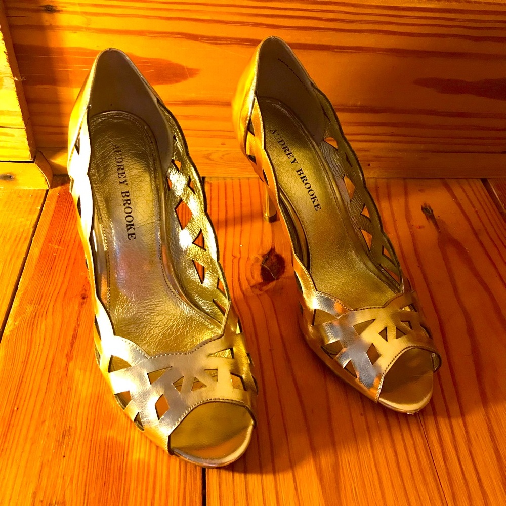 Audrey Brooke Gold Scalloped Heels, EUC, 7.5